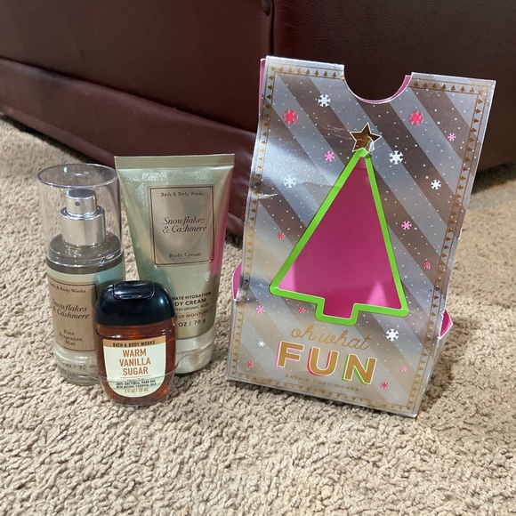 Bath & Body Works 3 Piece Gift Set SNOWFLAKES & CASHMERE Cream Mist PocketBac - Picture 1 of 6